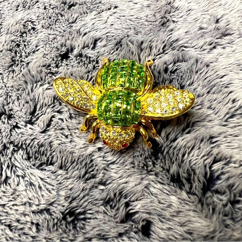 Rare Vintage Joan Rivers Green Swarovski Rhinestones Bee Pin